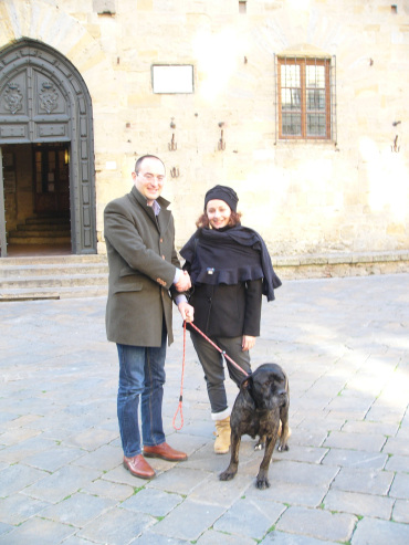 cane davanti al palazzo dei Priori